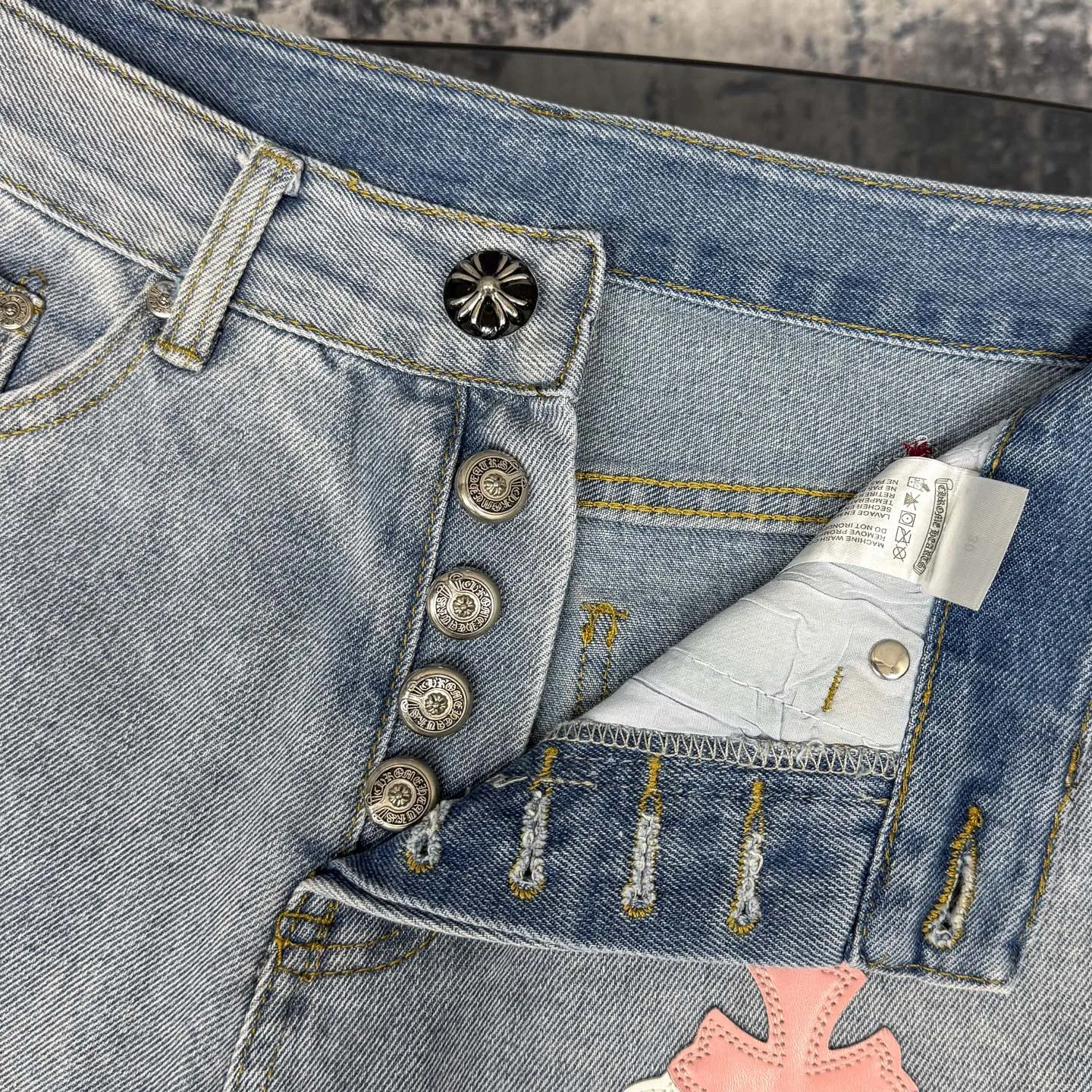 P250 Chrome Hearts | 25TX CH Chrome Hearts joint clown limited edition graffiti crocodile leather jeans. Very rare on the market. The 17 crosses on the entire pair of pants are made of three different materials (crocodile skin, lambskin, horse hair). The materials are all real materials. They are not comparable to ordinary styles. A great item to buy 🔥 Color: light blue Size: 28/30/32/34/36 Waist: 72/77/82/87/92 Sitting: 99/104/109/114/119 Pants length: 100/102/104/106/108